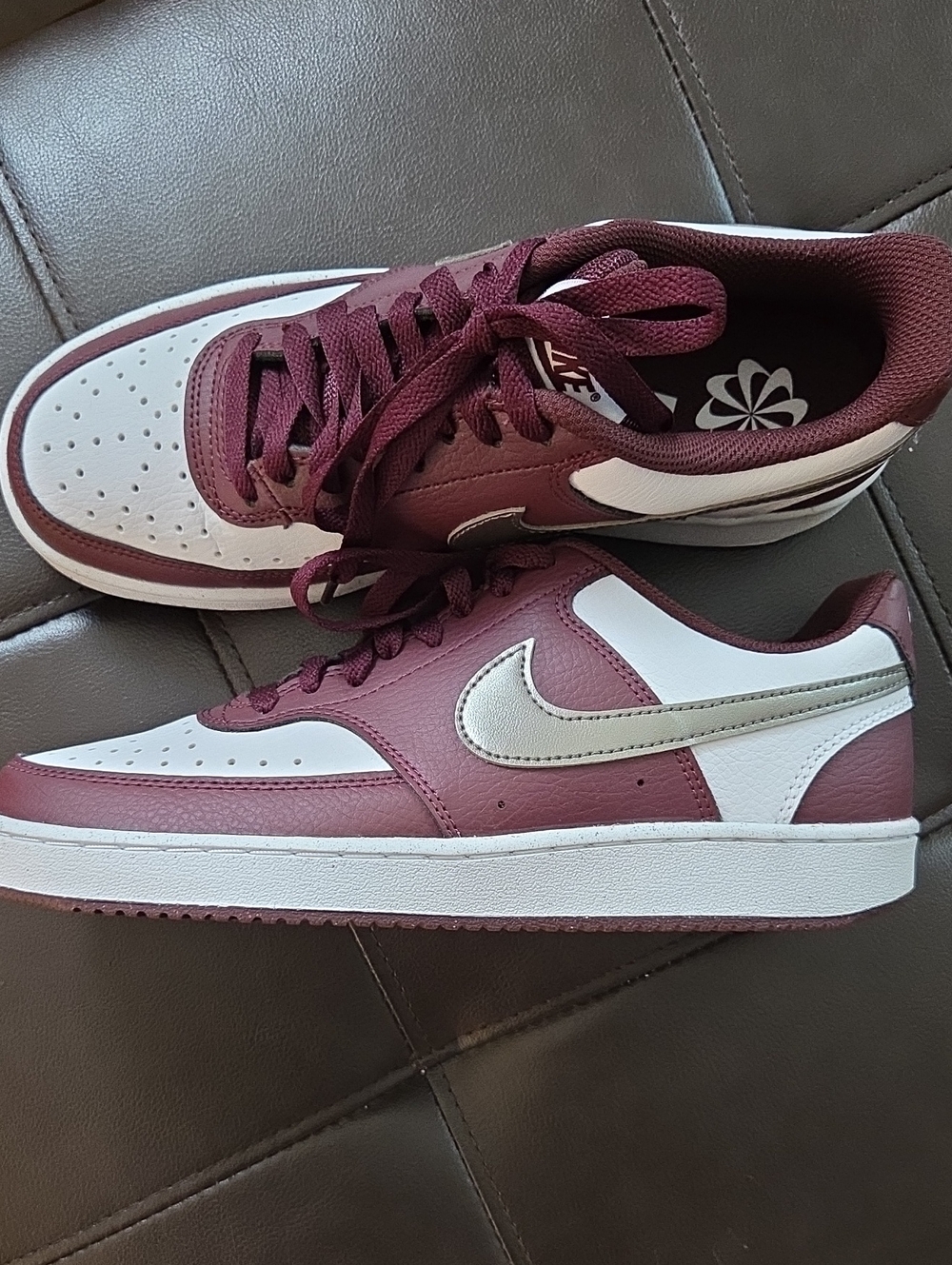 Nike Low-Top Sneakers in Burgundy, White & Silver